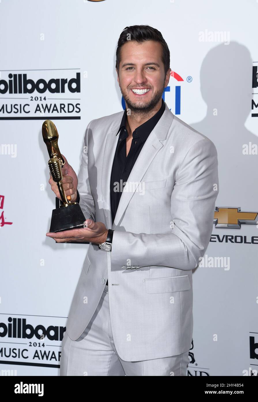 Luke Bryan pose dans la salle de presse avec le prix du meilleur artiste de campagne aux Billboard Music Awards à la MGM Grand Garden Arena le dimanche 18 mai 2014, à Las Vegas. Banque D'Images