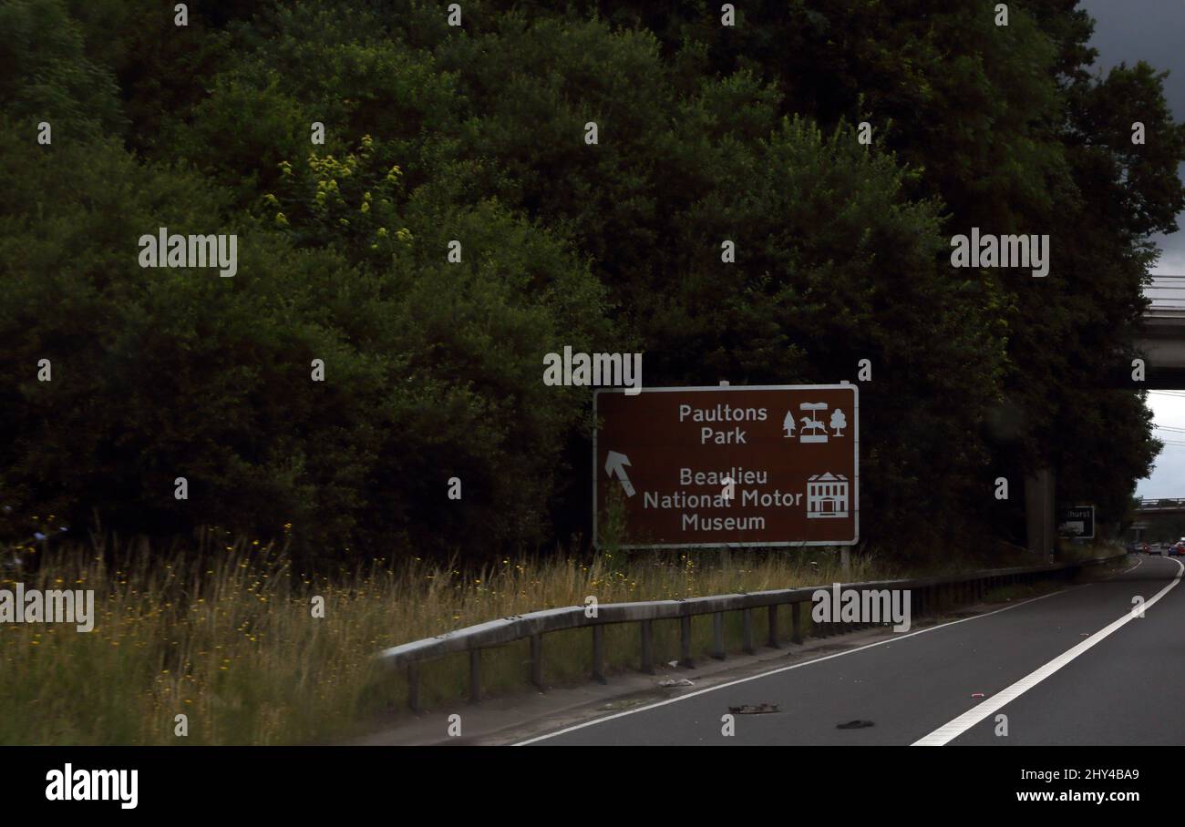 Hampshire Angleterre panneau pour Pautons Park et Beaulieu National Motor Museum sur M27 Banque D'Images