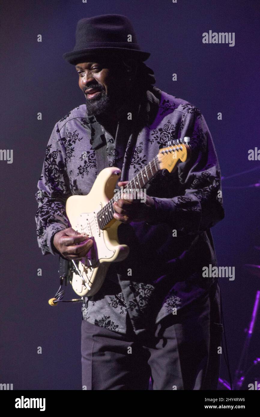 Le guitariste américain Ric Hall se présentant avec le groupe Buddy Guy's Damn Right Band à la salle Pleyel, Paris, France, le 6 novembre 2018. Banque D'Images