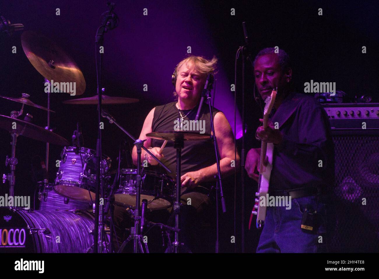 Le batteur américain Tom Hambridge et le bassiste Orlando Wright se présentant avec le groupe Buddy Guy's Damn Right à la salle Pleyel, Paris, France, le 6 novembre 2018. Banque D'Images