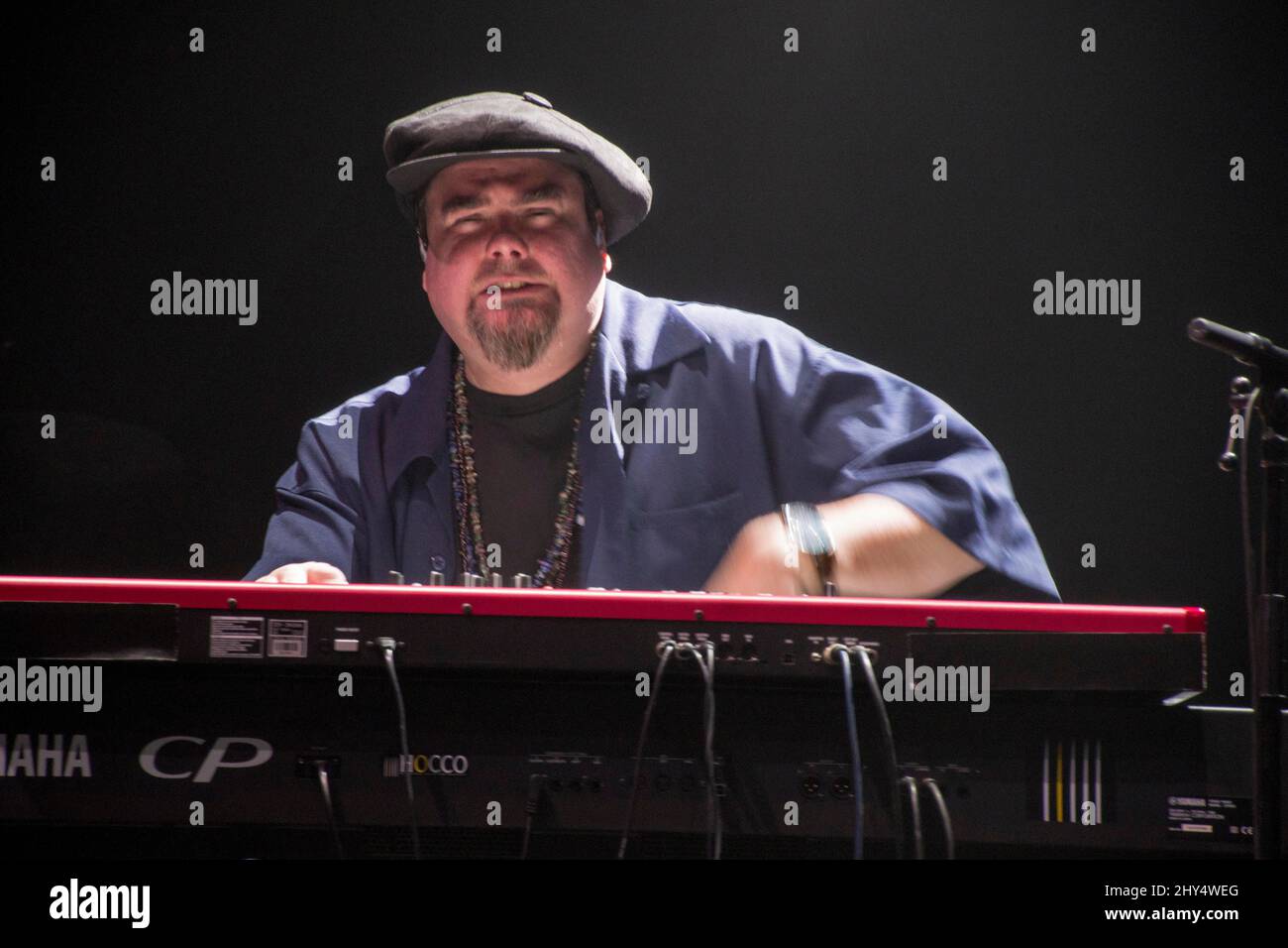 Marty Sammon, claviériste américain, interprète avec le groupe Damn Right de Buddy Guy à la salle Pleyel, Paris, France, le 6 novembre 2018. Banque D'Images