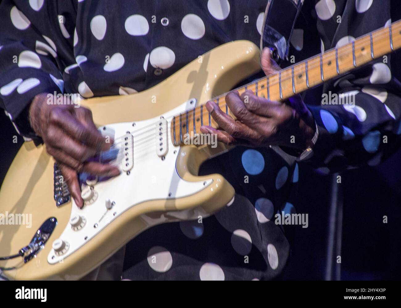 Gros plan des mains du bluesman américain Buddy Guy lors d'un concert à la salle Pleyel, Paris, France, le 6 novembre 2018. Banque D'Images
