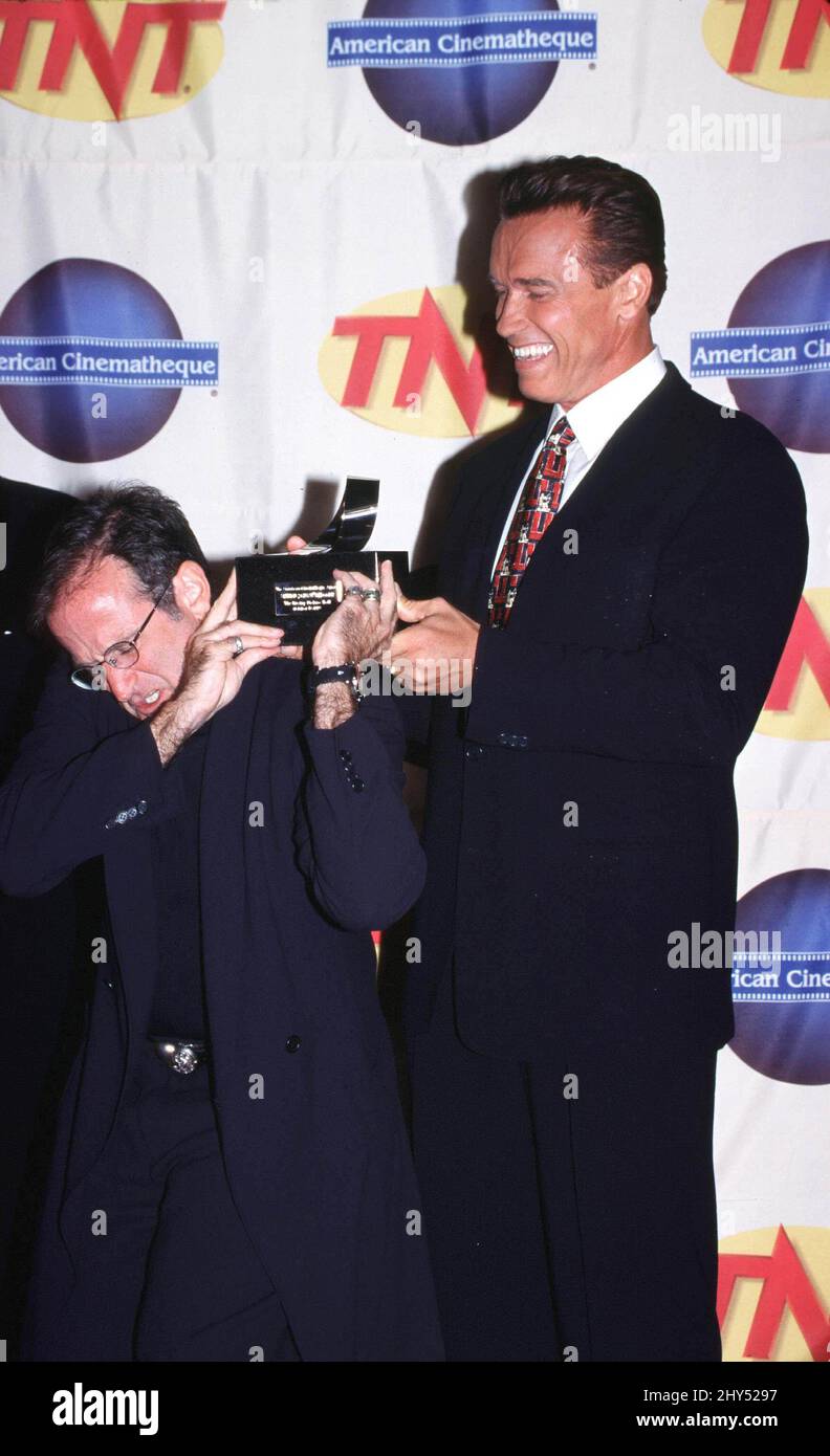 PHOTO DU DOSSIER : Robin Williams meurt à l'âge de 63 ans. Arnold Schwarzenegger et Robin Williams Banque D'Images