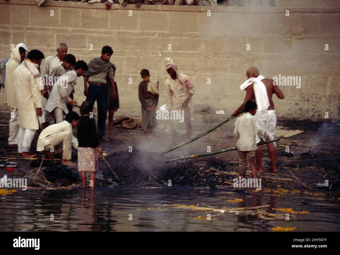 Varanasi Inde Gange brûlant Ghats cendres dans la rivière Banque D'Images