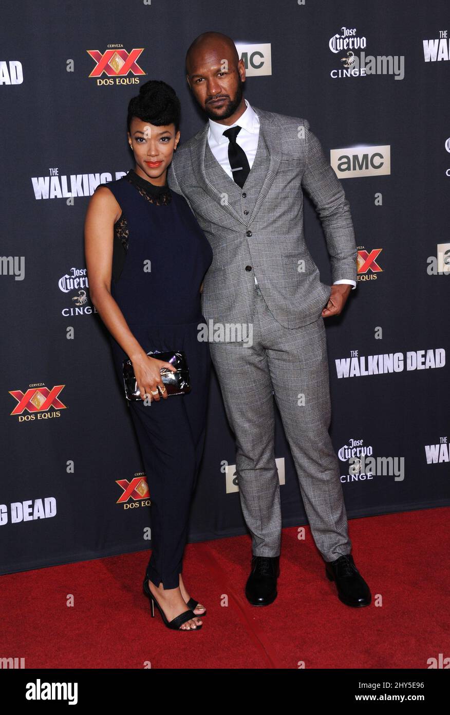 Sonequa Martin-Green et Kenric Green participant à la première saison 5 « The Walking Dead » à l'AMC Universal CityWalk à Los Angeles, Californie. Banque D'Images