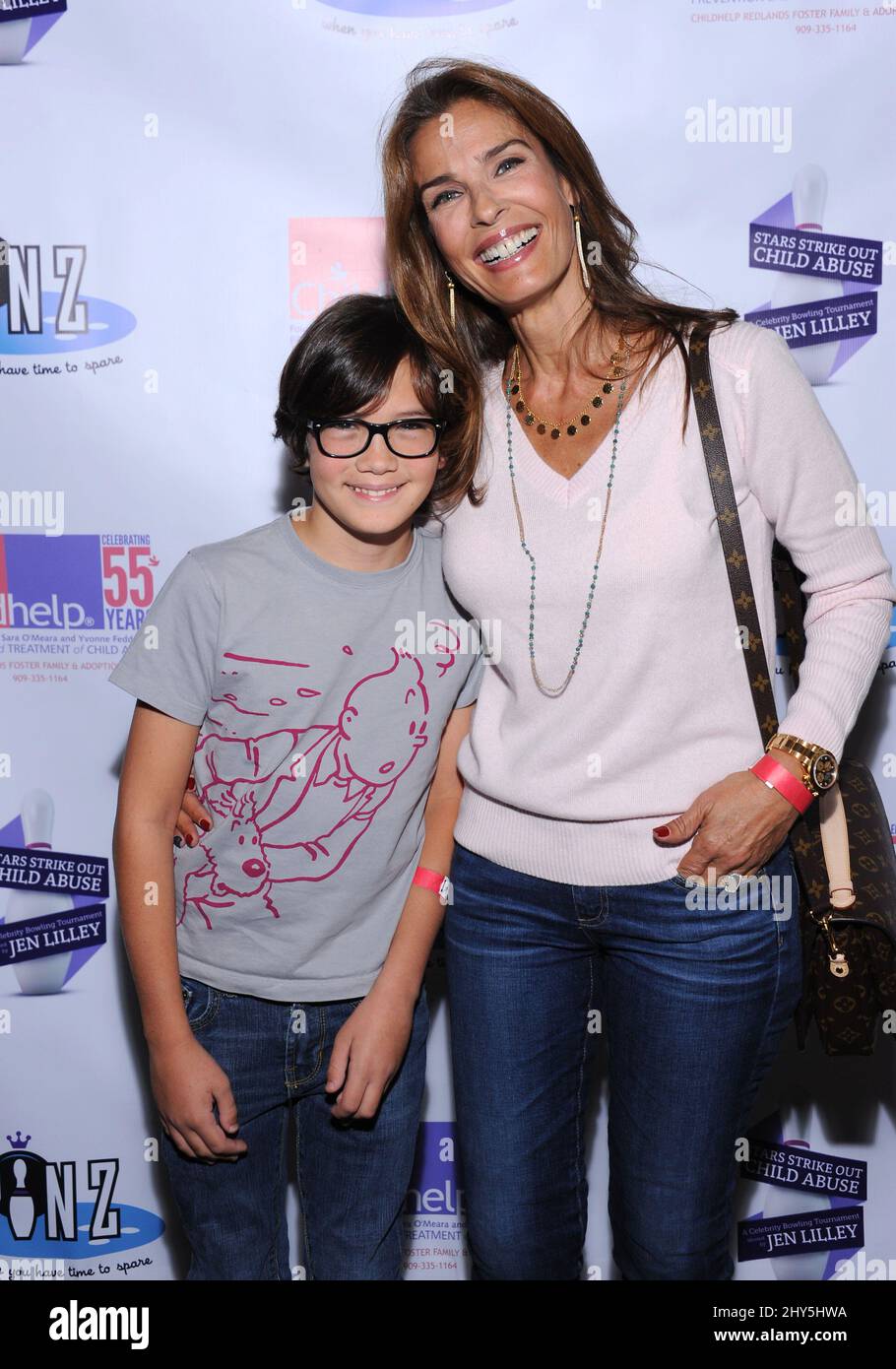 Kristian Alfonso participe à l'événement annuel 1st étoiles Strike Out Child Abuse au profit de Childhelp au centre de bowling de Pinz à Studio City, Californie. Banque D'Images