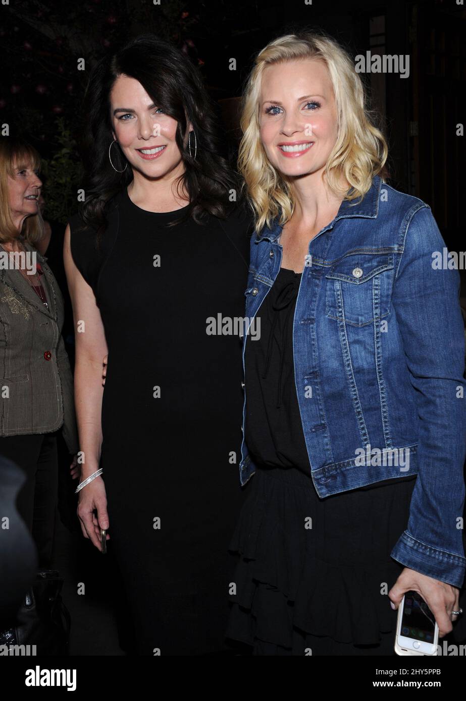 Lauren Graham et Monica Potter assistent à l'épisode de planification familiale 100th aux studios Universal à Hollywood, en Californie. Banque D'Images