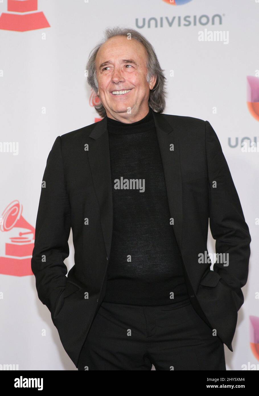 Joan Manuel Serrat dans la salle de presse des prix annuels Latin GRAMMY 15th qui se tiennent au MGM Grand Garden Arena de Las Vegas, aux États-Unis. Banque D'Images