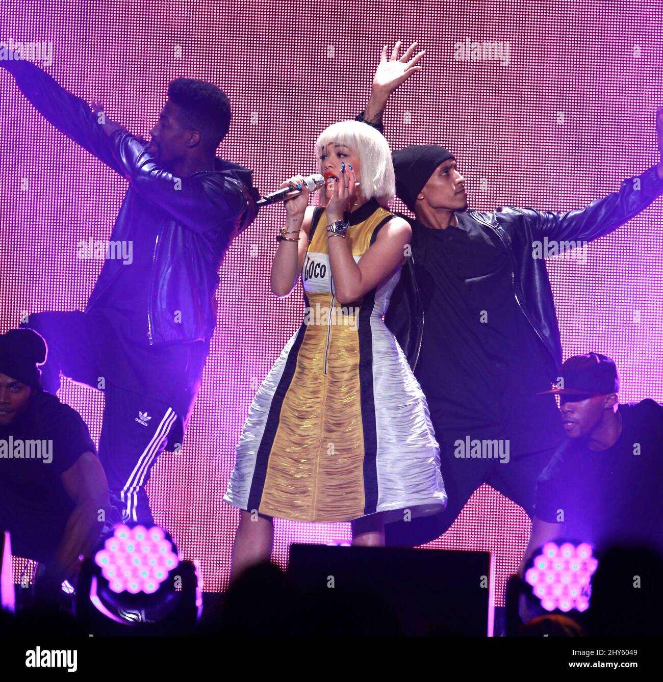 Rita ora se produit lors du concert Jingle ball de KIIS FM au Staples Center de Los Angeles. Banque D'Images