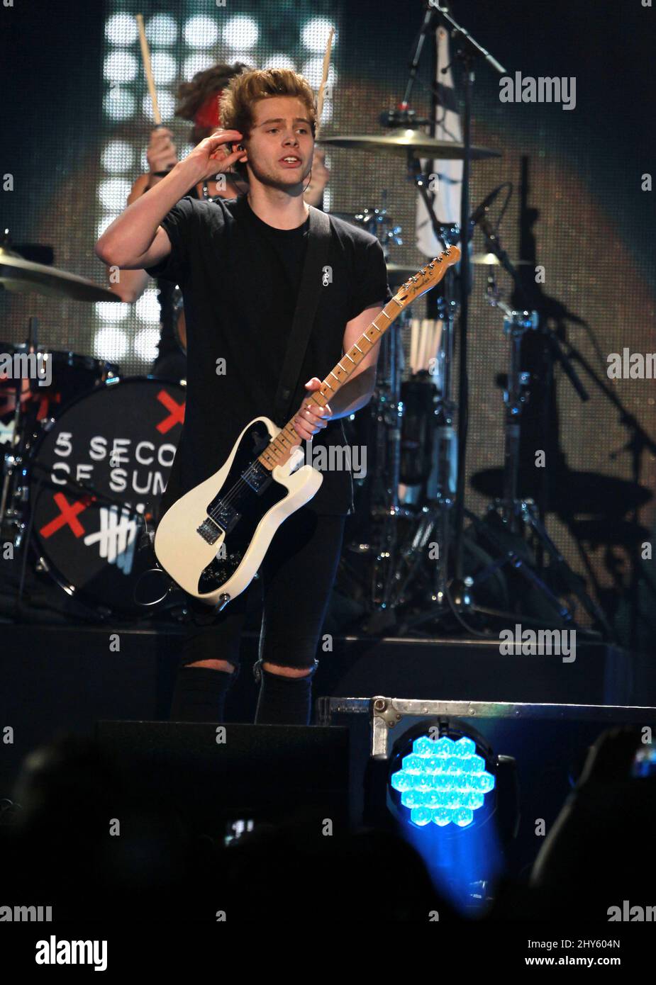 Luke Hemmings, 5 secondes d'été se produit lors du concert Jingle ball de KIIS FM, qui s'est tenu au Staples Center, Los Angeles. Banque D'Images