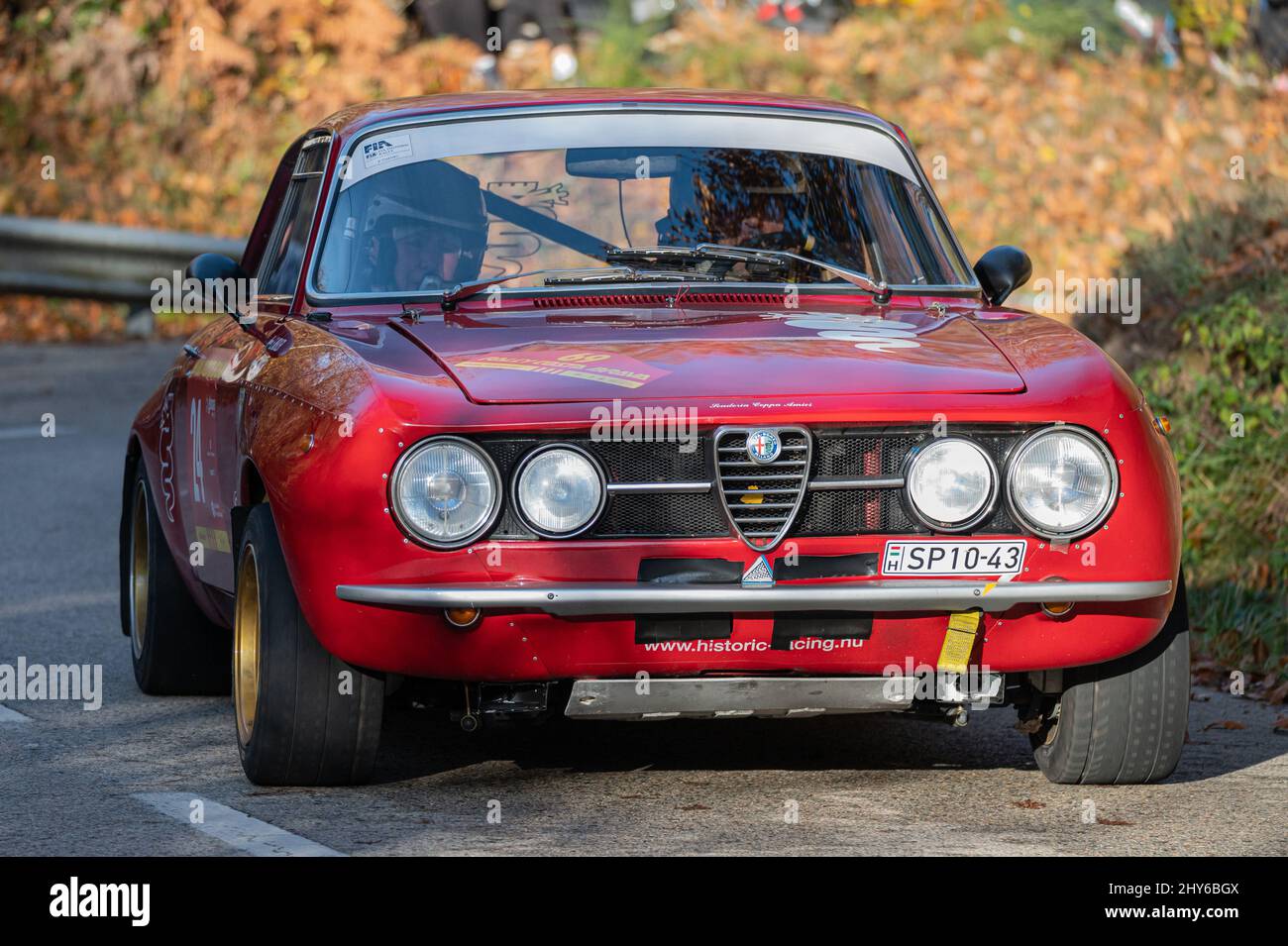 Edition vintage 69th du rallye de la Costa Brava Alfa Romeo 1750 GTAm sur une route de course Banque D'Images