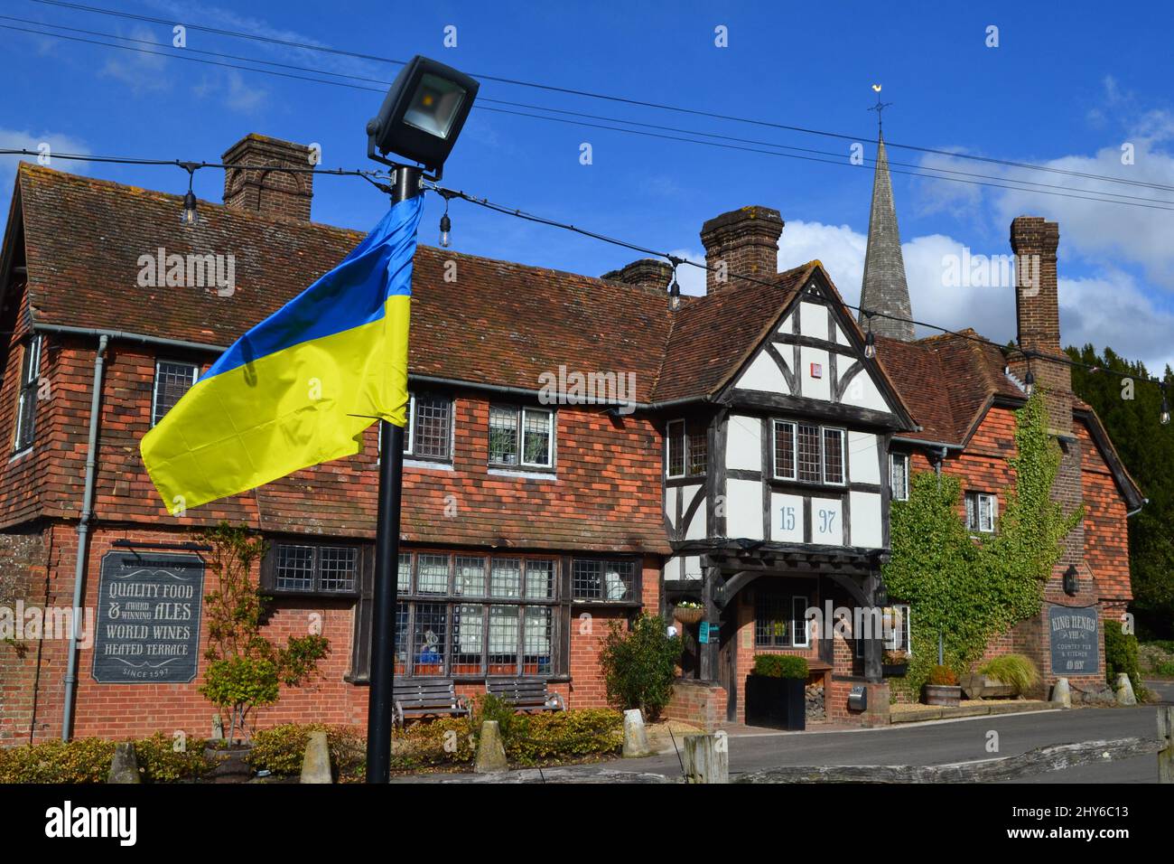 Le pub Henry VIII de Hever, un grand nombre de visiteurs du château de Hever, porte un drapeau ukrainien en hommage à la lutte du pays avec la Russie Banque D'Images