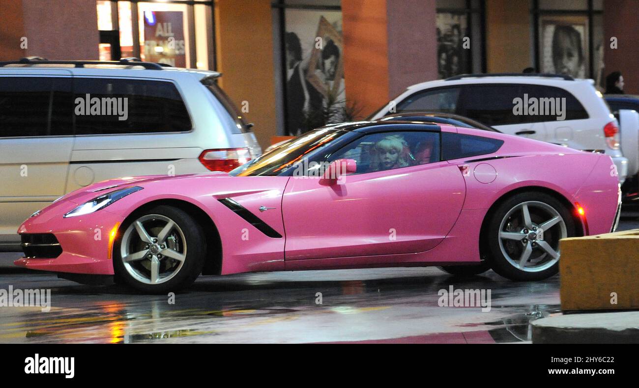 Panneau d'affichage Queen Angelyne conduite autour d'Hollywood dans sa toute nouvelle Corvette rose, 30 janvier 2015 Hollywood, ca. Banque D'Images