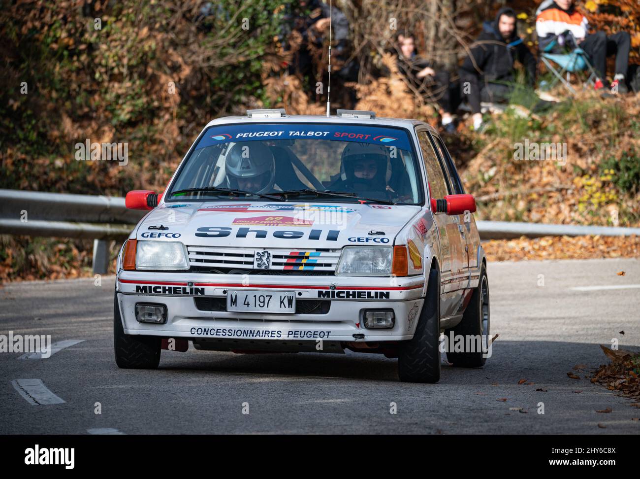 Edition vintage 69th du rallye de la Costa Brava Peugeot 205 1,9 GTI sur une route de course Banque D'Images