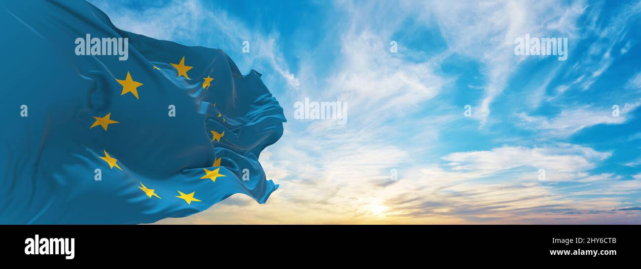 Drapeaux de l'UE aux couleurs du drapeau ukrainien agitant dans le ciel. Vue panoramique. Concept de solidarité avec l'Ukraine. Les vies ukrainiennes comptent. Je suis avec Ukrain Banque D'Images