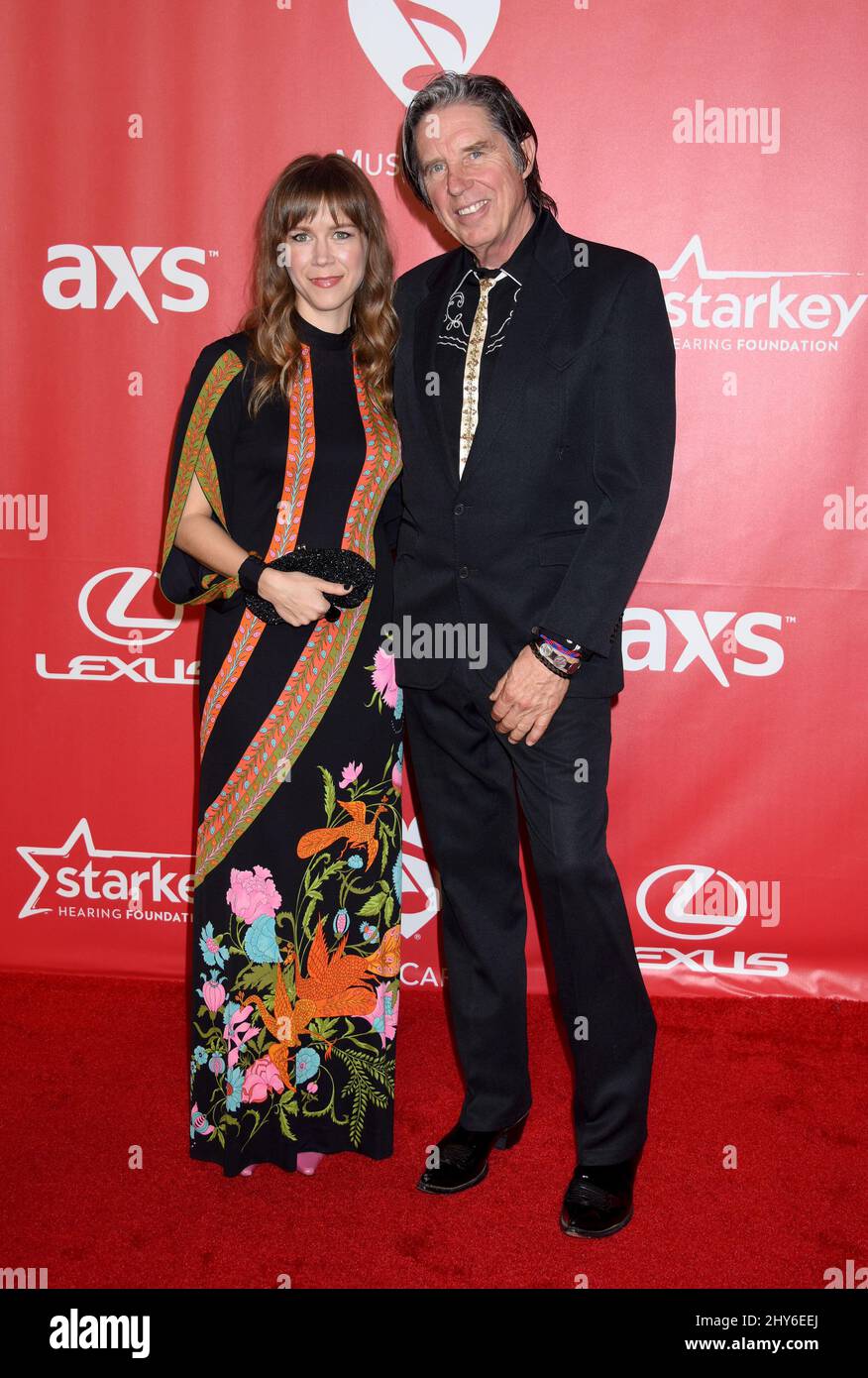 John Doe et Gigi Blair assistent au Gala de la personne de l'année 2015 de MusiCares en l'honneur de Bob Dylan, au Los Angeles Convention Center de Los Angeles, en Californie. Banque D'Images