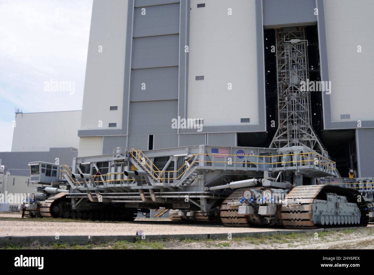 Merritt Island, États-Unis. 14th mars 2022. Le 11 mars 2022, des ingénieurs et des techniciens du Kennedy Space Center de la NASA, en Floride, ont conduit Crawler transporter-2 aux portes du bâtiment d'assemblage de véhicules (VAB). Bientôt, il va aller à l'intérieur du VAB, où il portera la fusée Artemis I Moon pour lancer le pad 39B. Crédit photo: NASA photo par Chad Siwik/UPI crédit: UPI/Alay Live News Banque D'Images