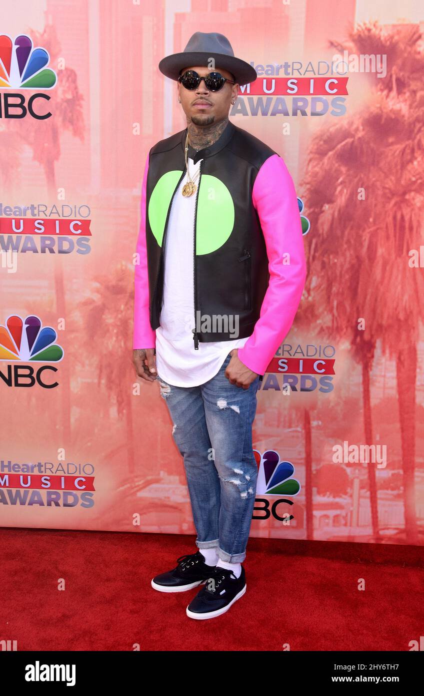 Chris Brown arrive aux prix de musique iHeartRadio 2015 qui se tiennent au Shrine Auditorium Banque D'Images