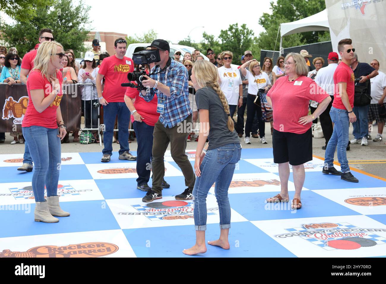 Jamie Lynn Spears, Danielle Bradbery participant au Cracker Barrel Old Country Store Country Checkers Challenge à Arlington, Texas. Banque D'Images