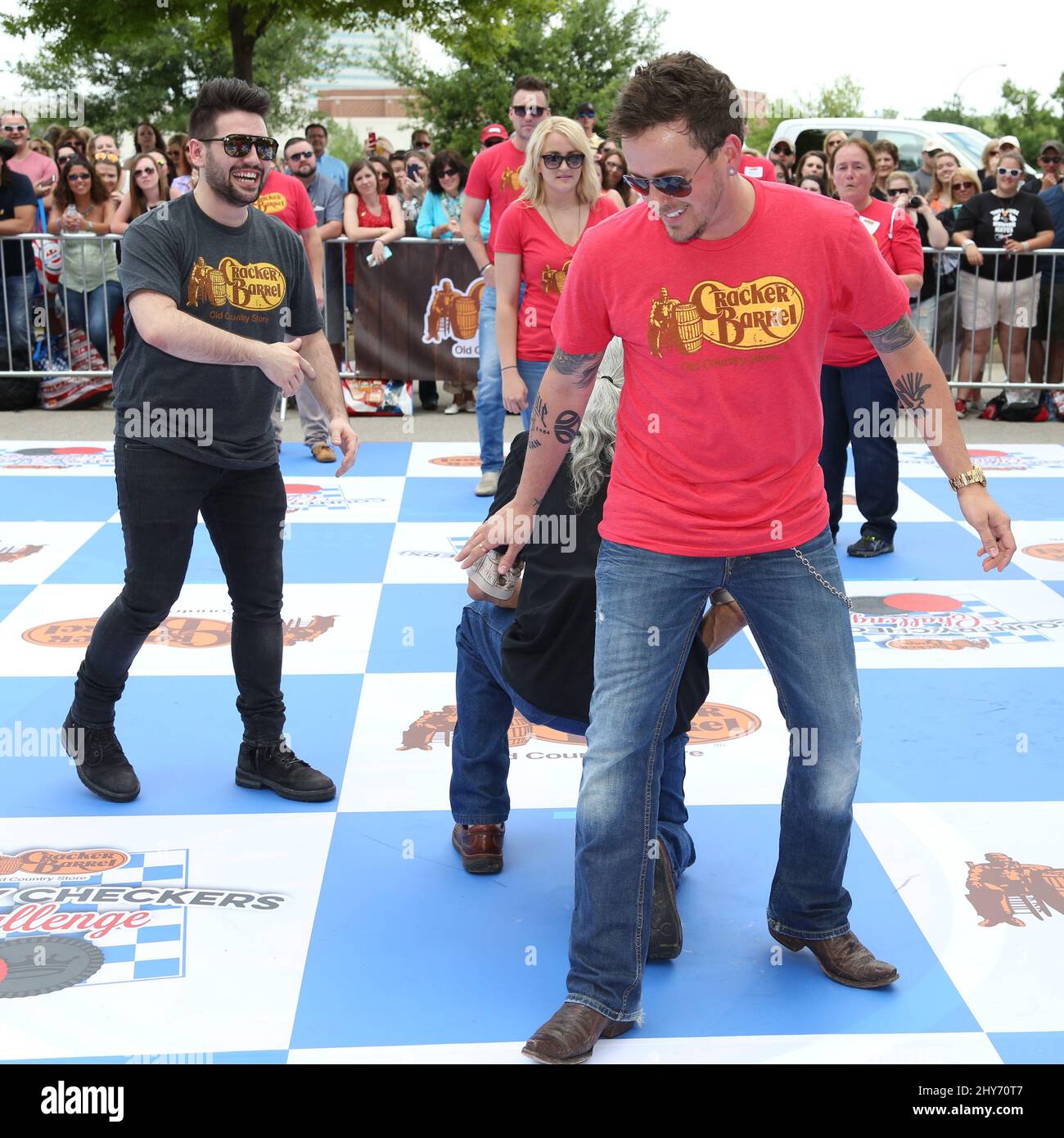 Stephen Barker Liles, Love and Theft participant au Cracker Barrel Old Country Store Country Checkers Challenge à Arlington, Texas. Banque D'Images