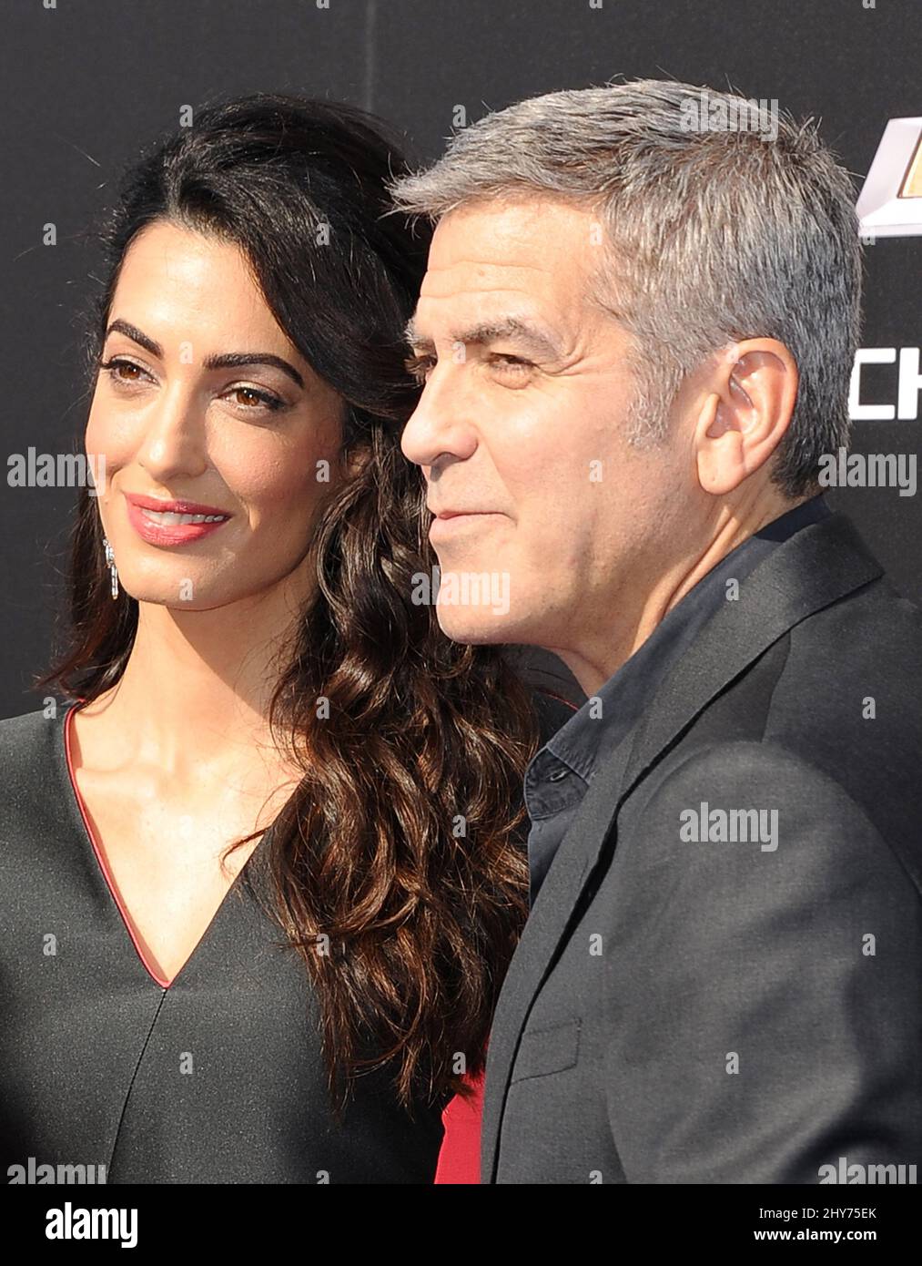 Amal Clooney, George Clooney, participant à la première mondiale « Tomorrowland » qui s'est tenue à Disneyland à Anaheim, en Californie. Banque D'Images