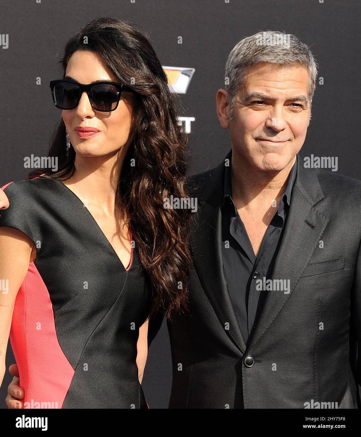 Amal Clooney, George Clooney, participant à la première mondiale « Tomorrowland » qui s'est tenue à Disneyland à Anaheim, en Californie. Banque D'Images