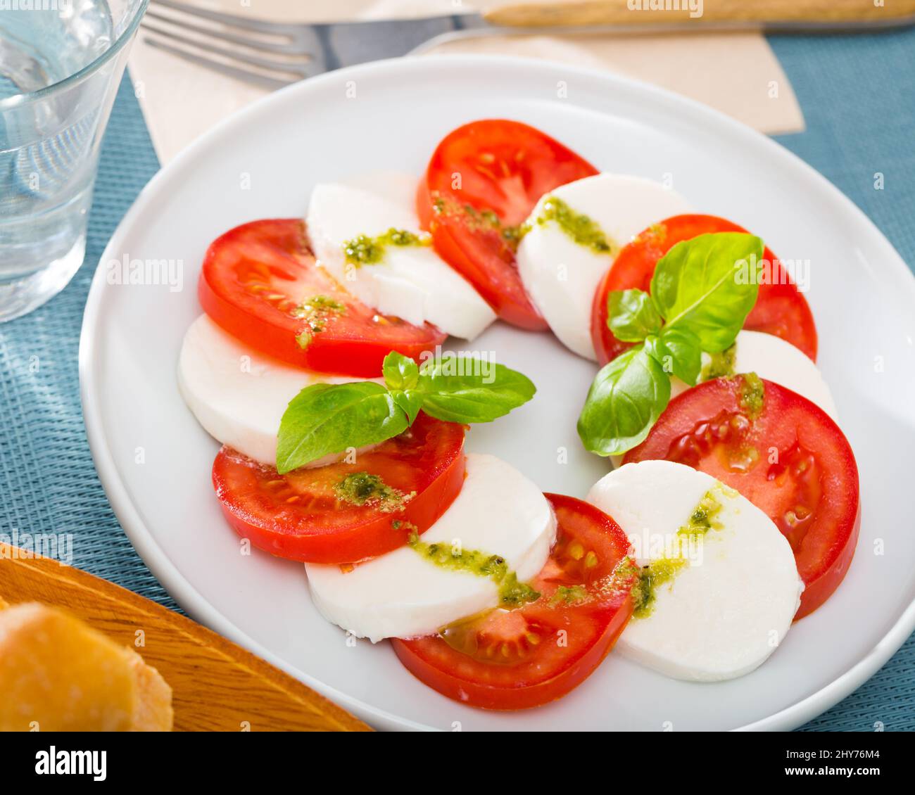 Salade Caprese avec tomates fraîches, fromage mozzarella et herbes basiliques Banque D'Images