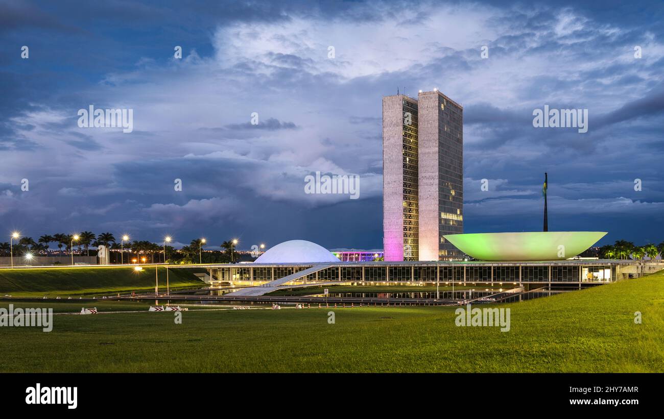 Monument architectural Bâtiment du Congrès national au crépuscule à Brasilia, District fédéral, capitale du Brésil. Banque D'Images