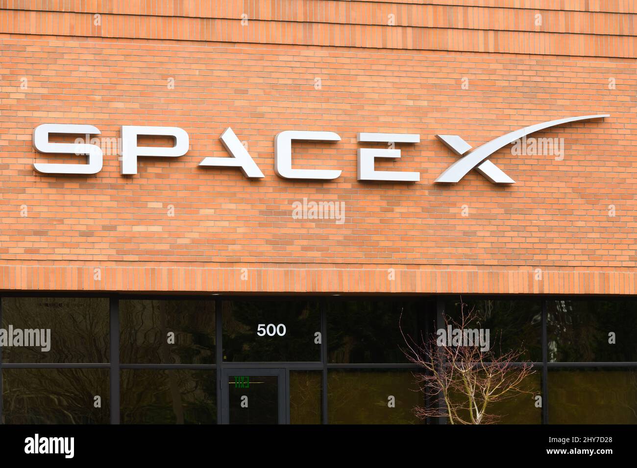 Redmond, WA, États-Unis - 13 mars 2022 ; panneau sur un mur de briques à l'installation SpaceX sur Redmond Ridge à Redmond Washington, une banlieue de Seattle, à l'est. Banque D'Images