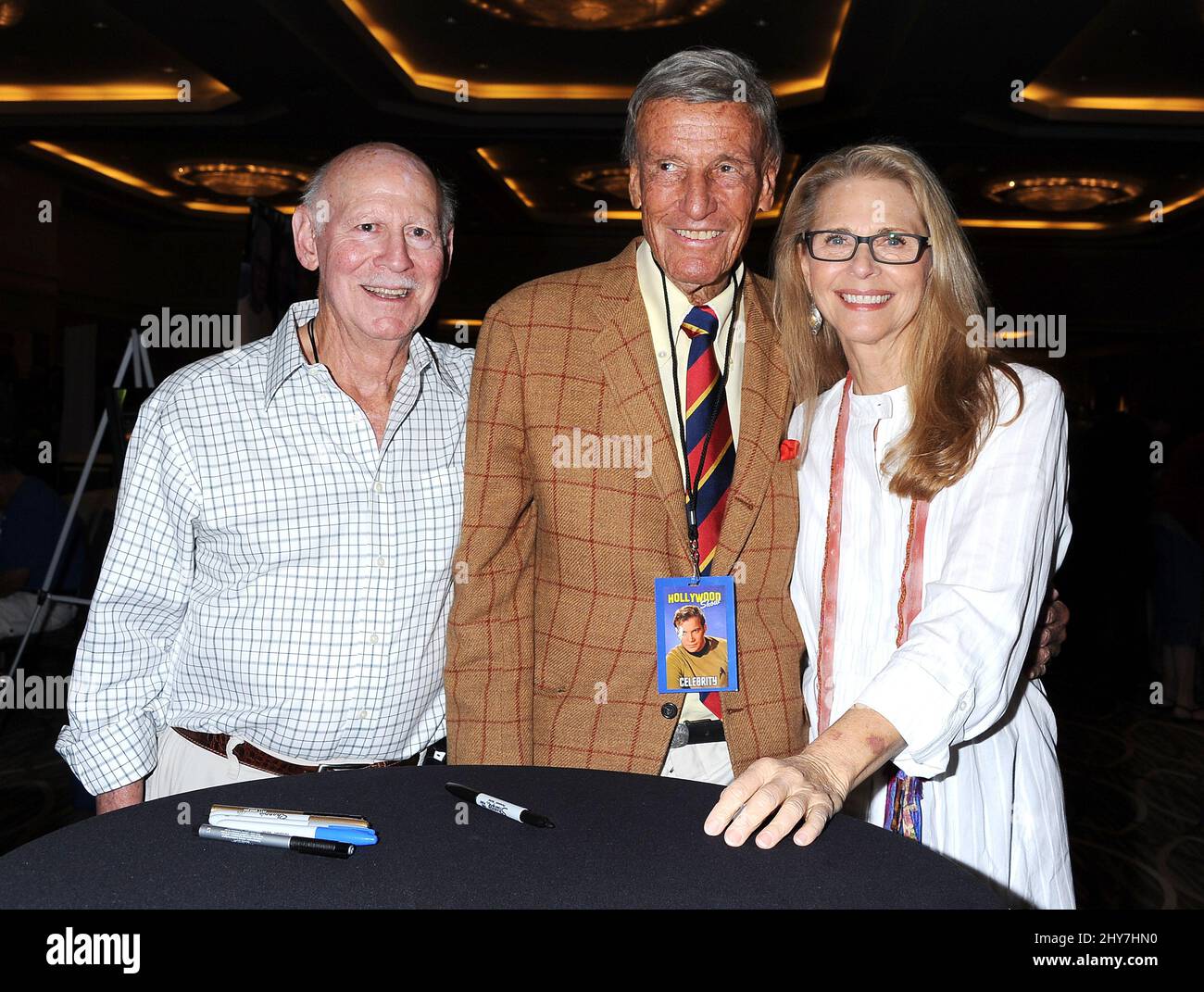 Alan Oppenheimer, Richard Anderson et Lindsay Wagner assistent au Hollywood Show 2015 qui s'est tenu au Westin Los Angeles Airport de Los Angeles, en Californie. Banque D'Images