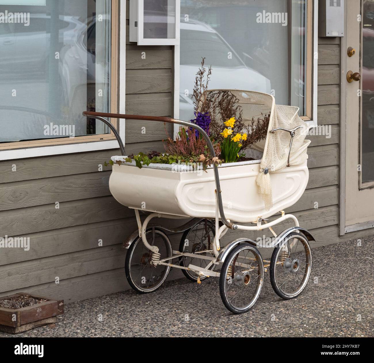 Bébé bébé bébé vintage. Poussette de bébé décorée de fleurs. Poussette de  bébé vintage dans un magnifique intérieur avec une décoration originale.  Street phot, personne, se Photo Stock - Alamy