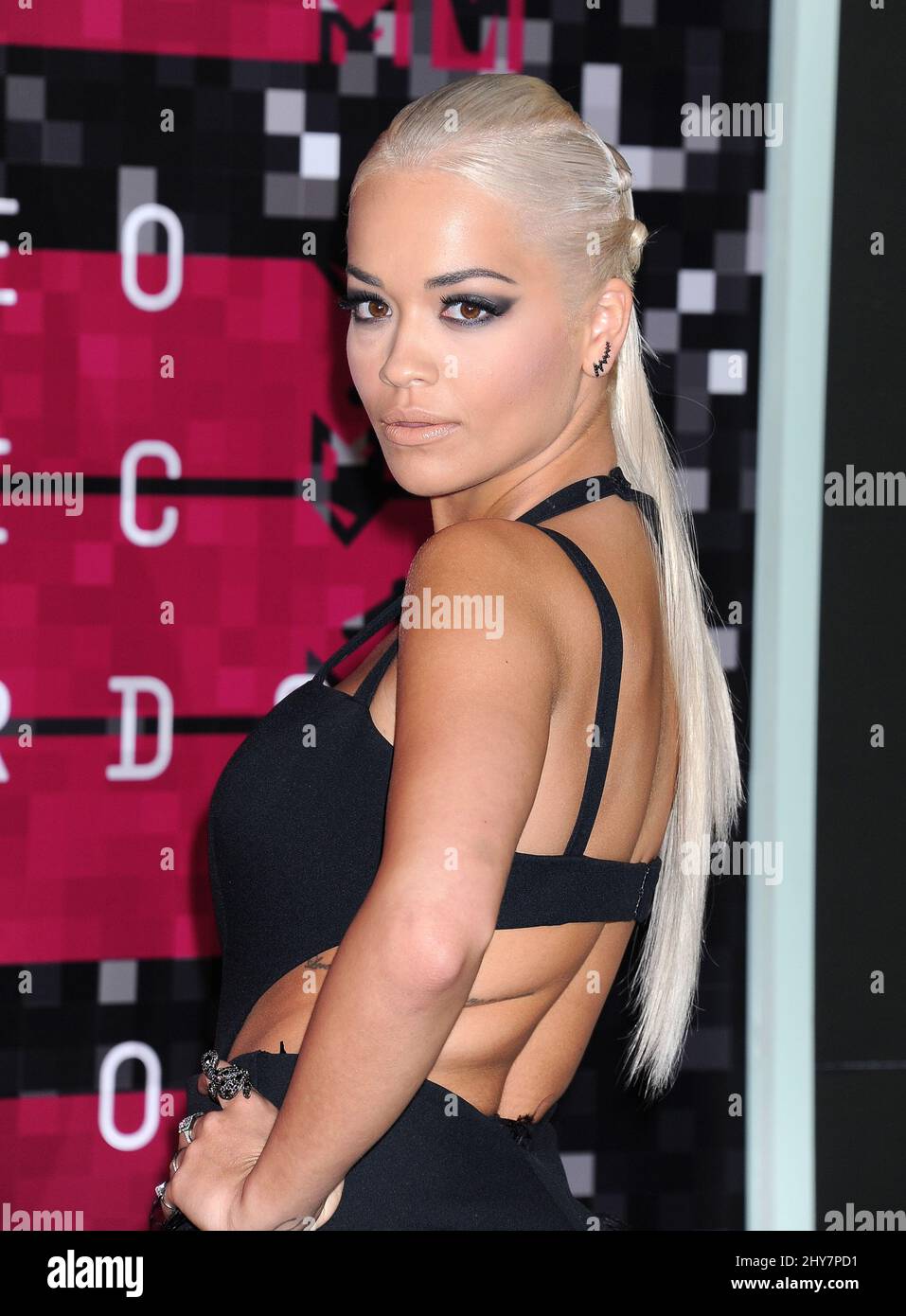 Rita ora arrive sur le tapis rouge aux MTV Video Music Awards 2015, au Microsoft Theatre, Los Angeles. Banque D'Images