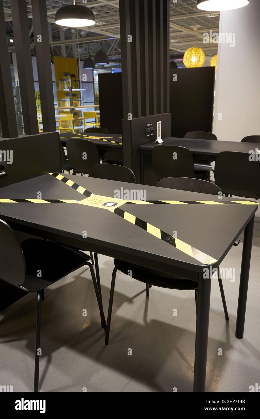 Vider les chaises et les tables d'un restaurant dans le magasin de meubles Ikea en soirée Banque D'Images