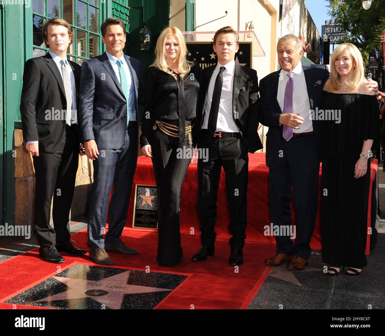 Rob Lowe, Sheryl Berkoff, John Owen Lowe, Matthew Edward Lowe, Charles Davis Lowe lors d'une cérémonie l'honorant avec une étoile sur le Hollywood Walk of Fame le mardi 8 décembre 2015, à Los Angeles. Banque D'Images