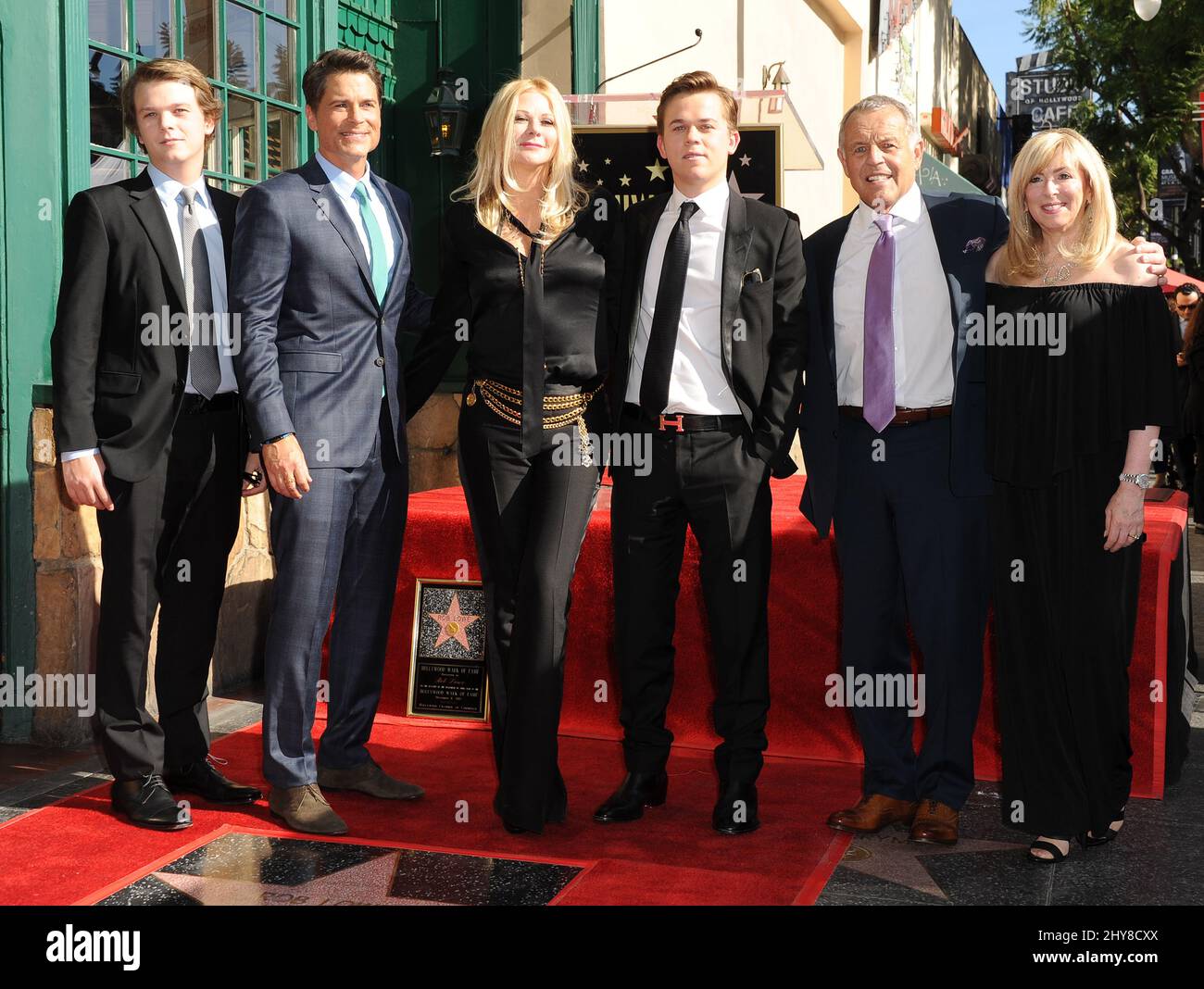 Rob Lowe, Sheryl Berkoff, John Owen Lowe, Matthew Edward Lowe, Charles Davis Lowe lors d'une cérémonie l'honorant avec une étoile sur le Hollywood Walk of Fame le mardi 8 décembre 2015, à Los Angeles. Banque D'Images