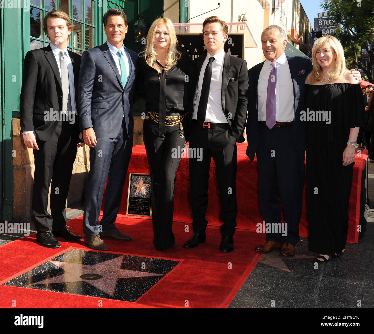 Rob Lowe, Sheryl Berkoff, John Owen Lowe, Matthew Edward Lowe, Charles Davis Lowe lors d'une cérémonie l'honorant avec une étoile sur le Hollywood Walk of Fame le mardi 8 décembre 2015, à Los Angeles. Banque D'Images