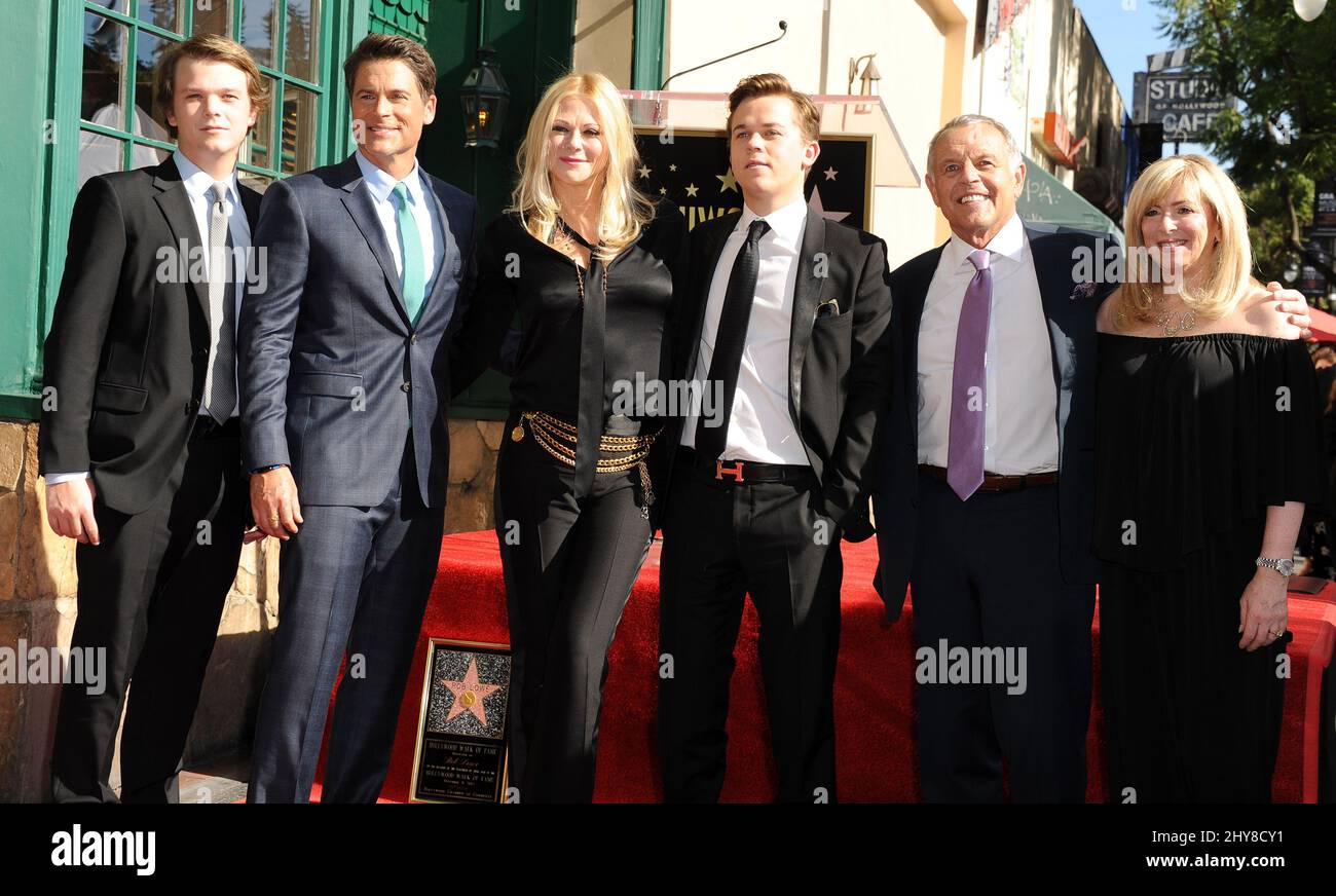 Rob Lowe, Sheryl Berkoff, John Owen Lowe, Matthew Edward Lowe, Charles Davis Lowe lors d'une cérémonie l'honorant avec une étoile sur le Hollywood Walk of Fame le mardi 8 décembre 2015, à Los Angeles. Banque D'Images