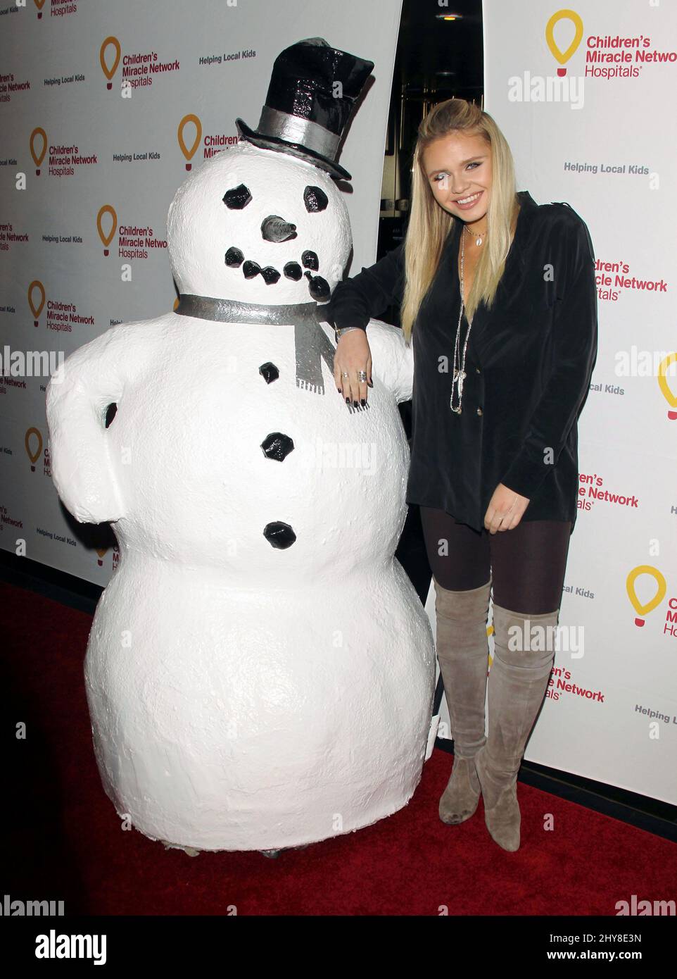 Alli Simpson assistant au bal Winter Wonderland des Children's Miracle Network Hospitals, qui s'est tenu à Avalon à Los Angeles, en Californie. Banque D'Images