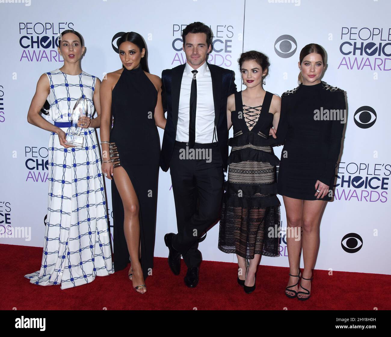 Toian Bellisario, Shay Mitchell, Ian Harding, Lucy Hale et Ashley Benson dans la salle de presse des People's Choice Awards 2016 qui se tiennent au Microsoft Theatre L.A. En direct Banque D'Images