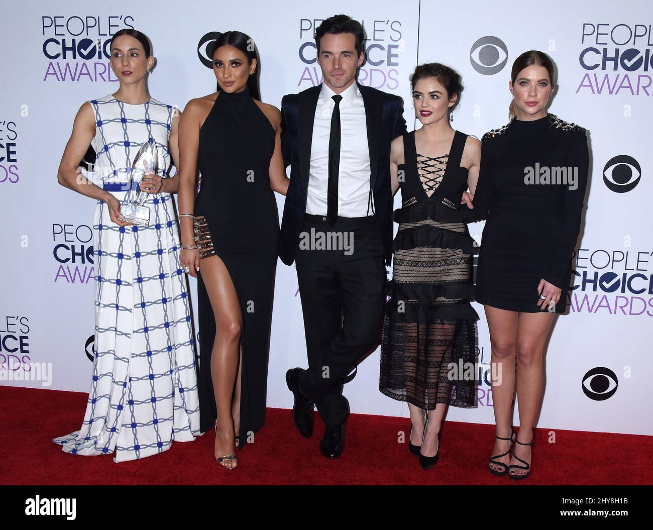 Toian Bellisario, Shay Mitchell, Ian Harding, Lucy Hale et Ashley Benson dans la salle de presse des People's Choice Awards 2016 qui se tiennent au Microsoft Theatre L.A. En direct Banque D'Images