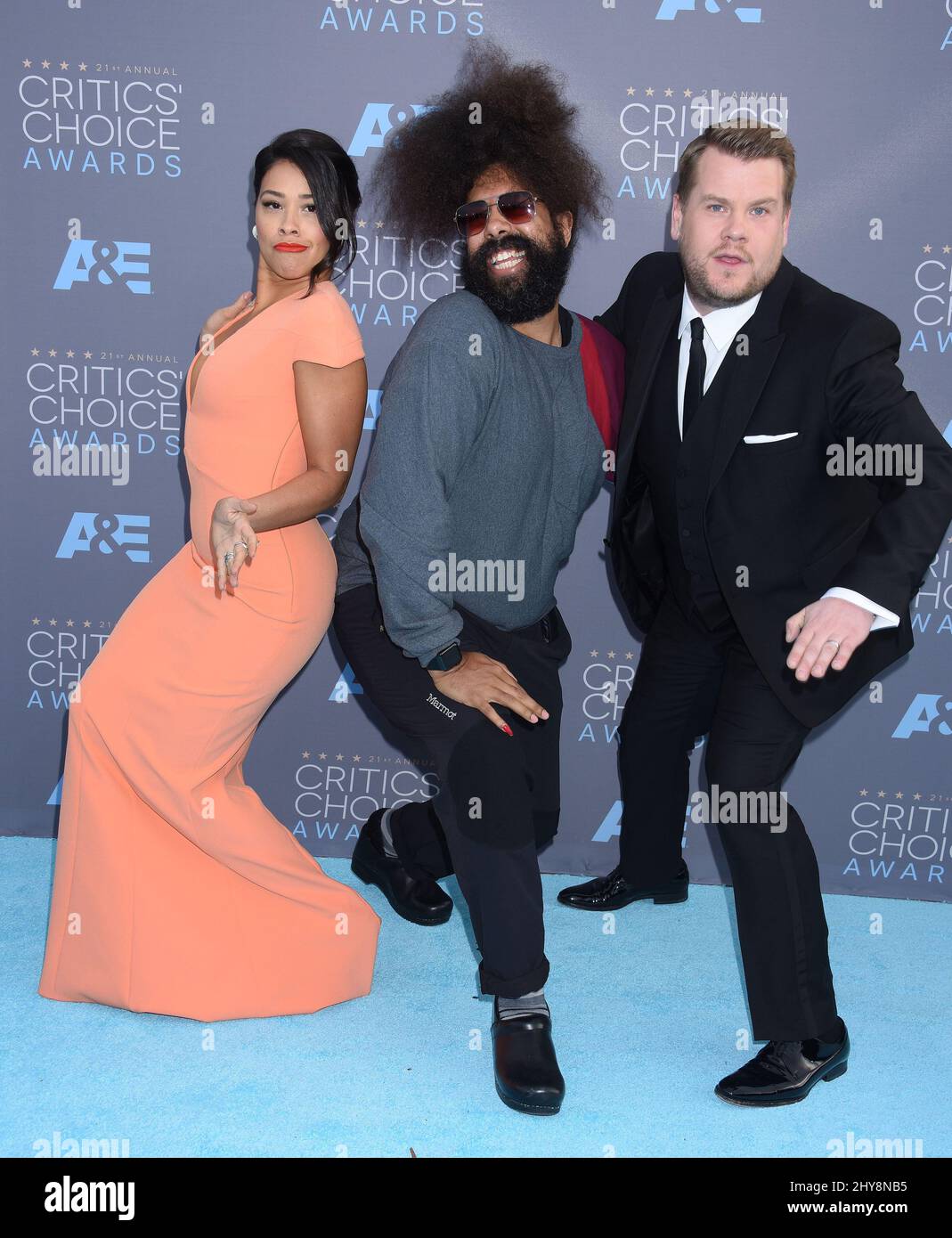 James Corden (R) Reggie Watts et Gina Rodriguez (à gauche) assistent aux prix du choix des critiques annuels 21st qui se sont tenus à Barker Hanger à l'aéroport de Santa Monica Banque D'Images