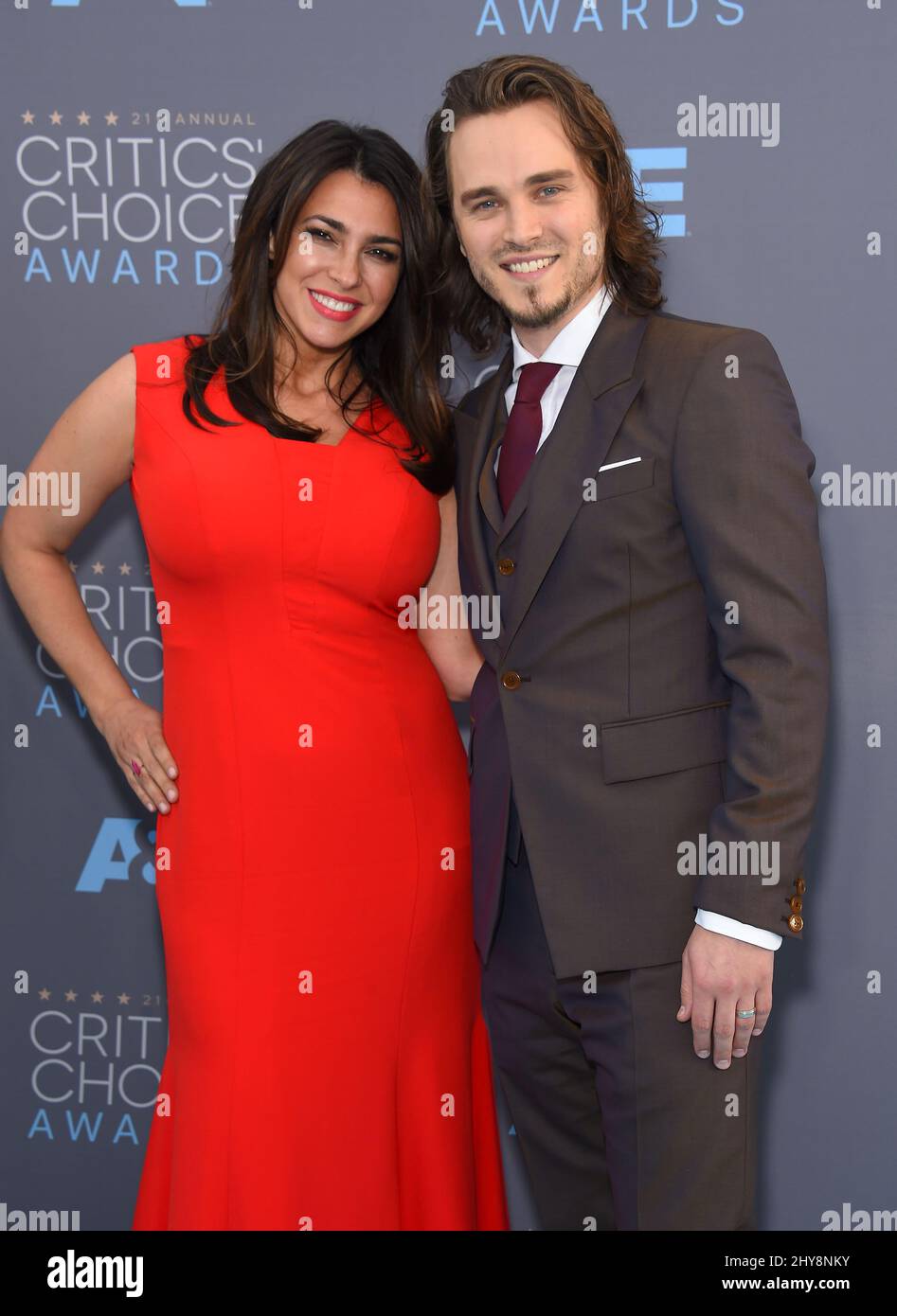 Jonathan Jackson et Lisa Vultaggio assistent aux prix du choix des critiques annuels 21st qui se tiennent à Barker Hanger à l'aéroport de Santa Monica Banque D'Images