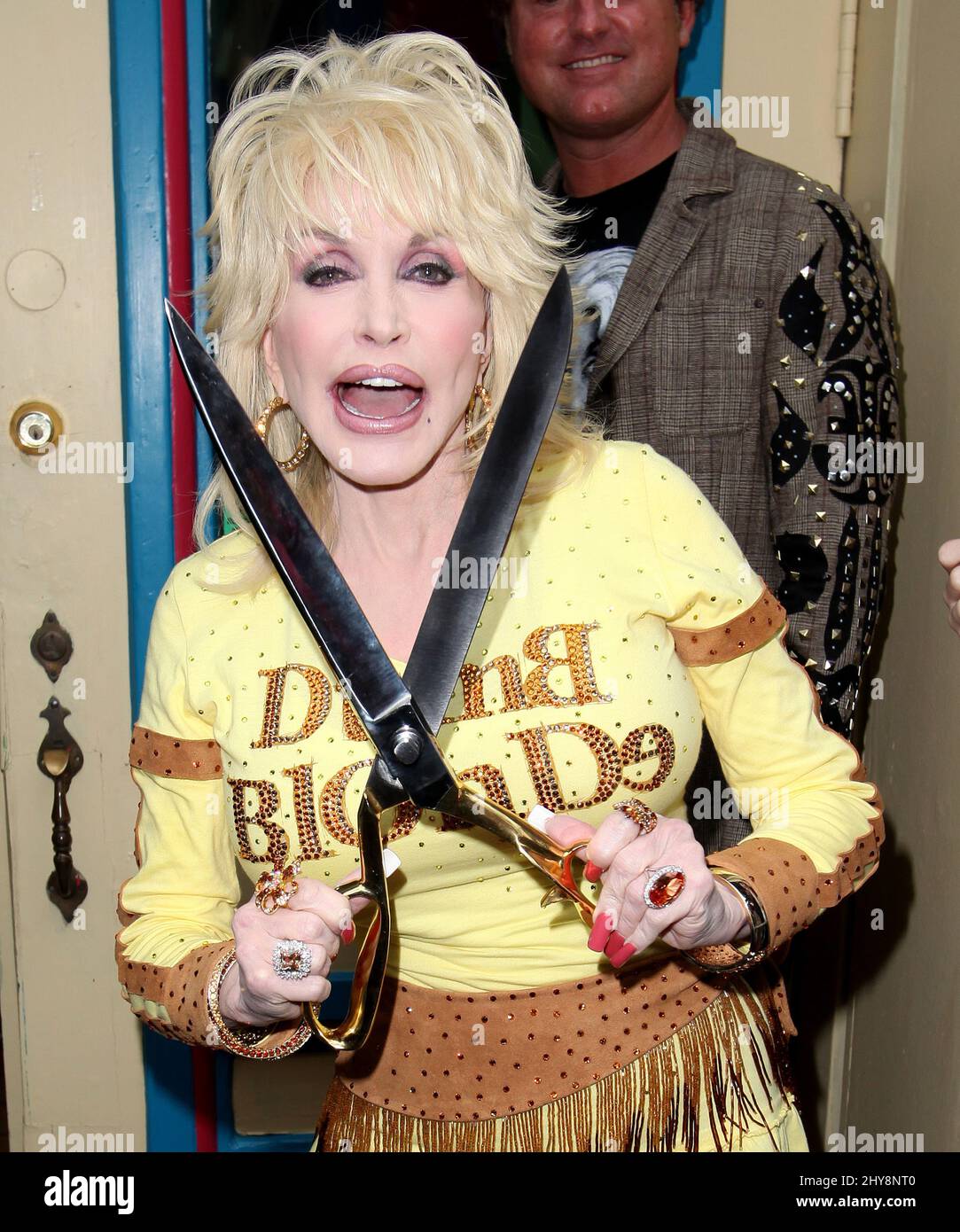 Dolly parton dolly parton ouvre sa nouvelle boutique de bibelots Banque