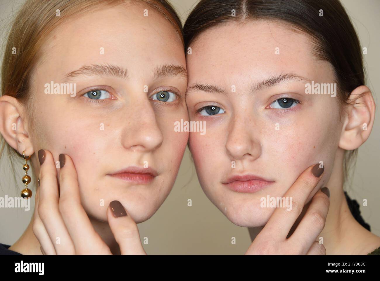 Modèles en coulisses avant la présentation de la collection Suno automne 2016 qui a eu lieu aux studios Chelsea Pier 59 à New York, aux États-Unis. Banque D'Images