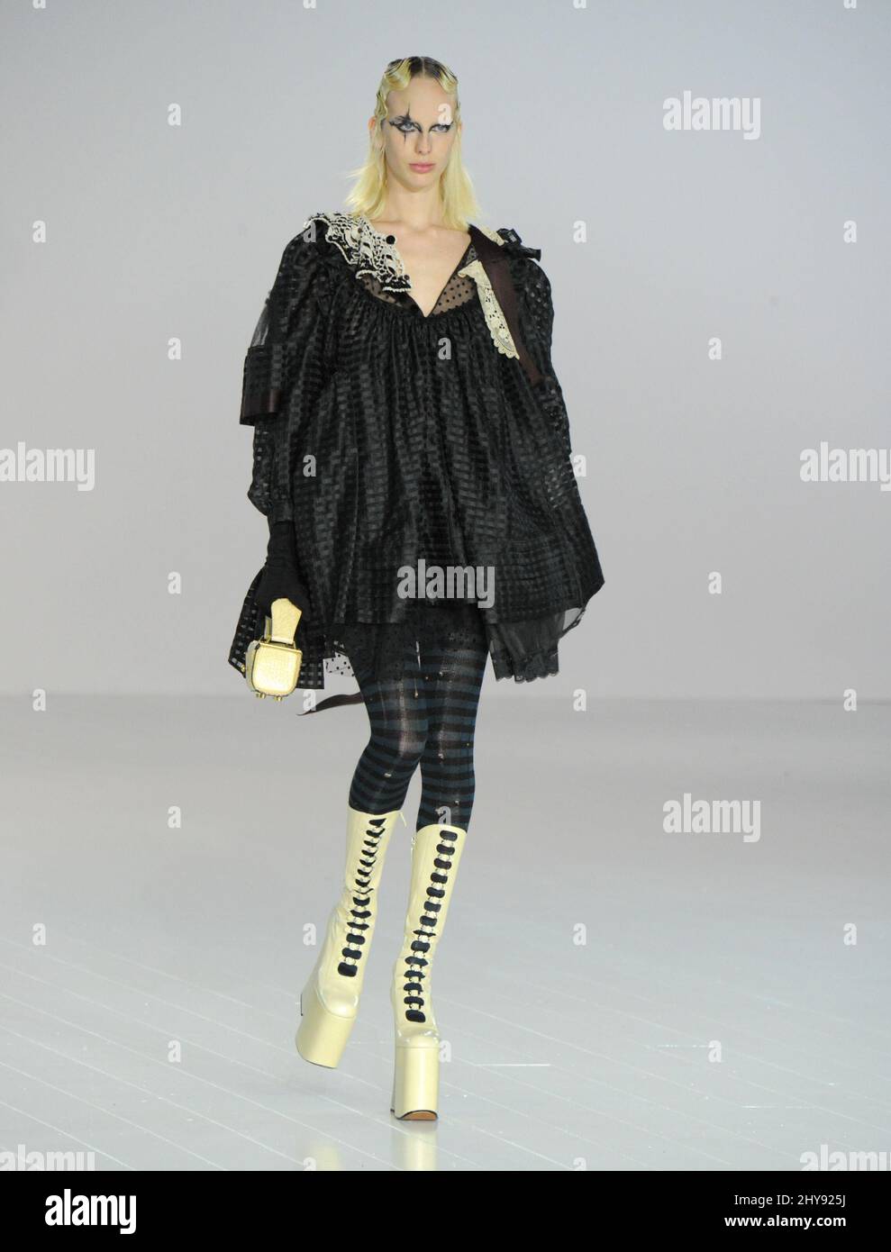 Un modèle porte une création de Marc Jacobs lors de la collection Marc Jacobs automne 2016 à New York. Banque D'Images