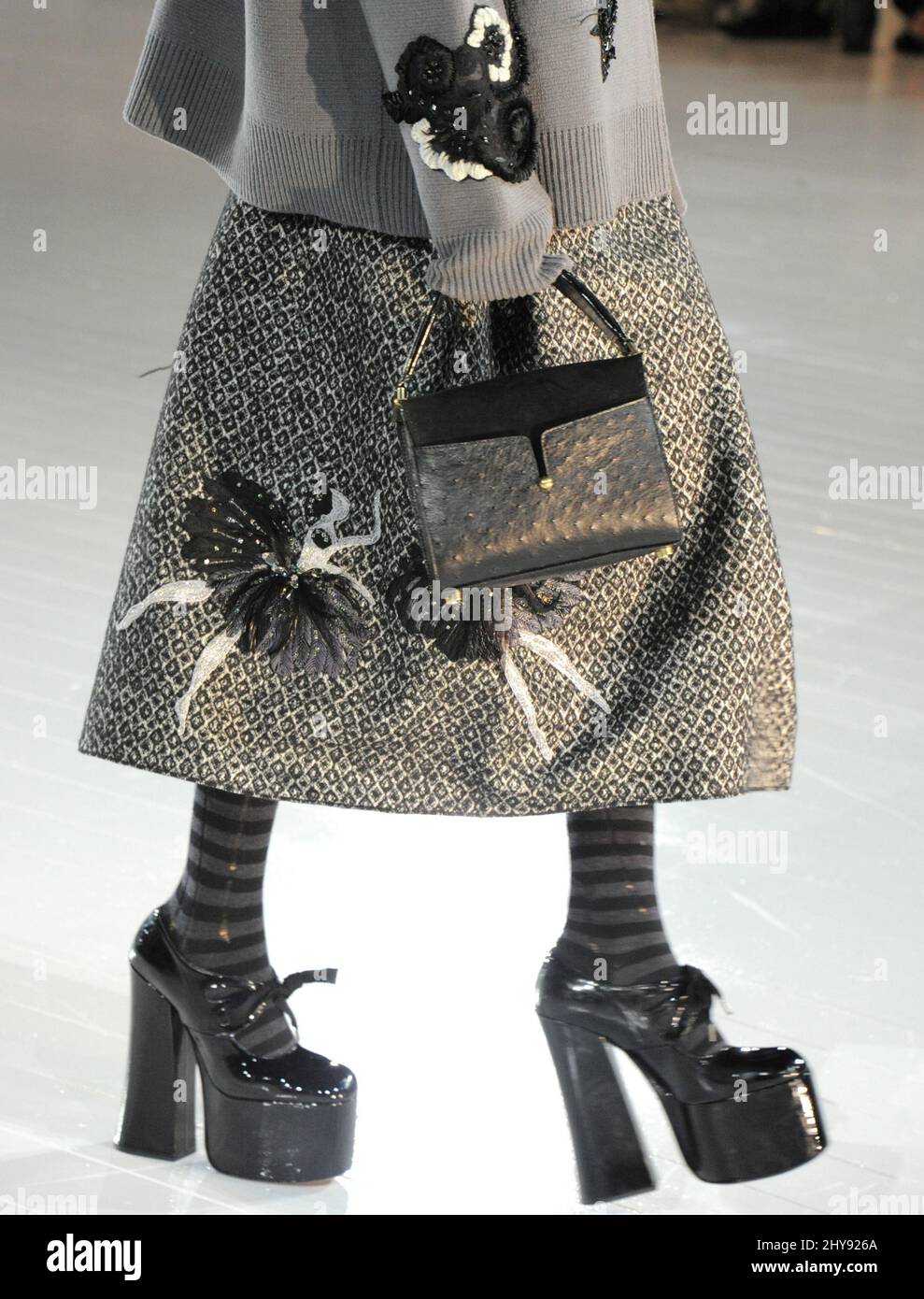 Un modèle porte une création de Marc Jacobs lors de la collection Marc Jacobs automne 2016 à New York. Banque D'Images