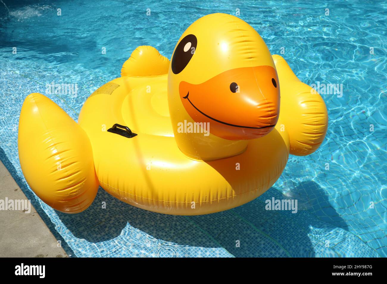 Malang, Indonésie : 27 février 2022 : piscine remplie de personnes qui nagent avec des ballons de cygne colorés Banque D'Images