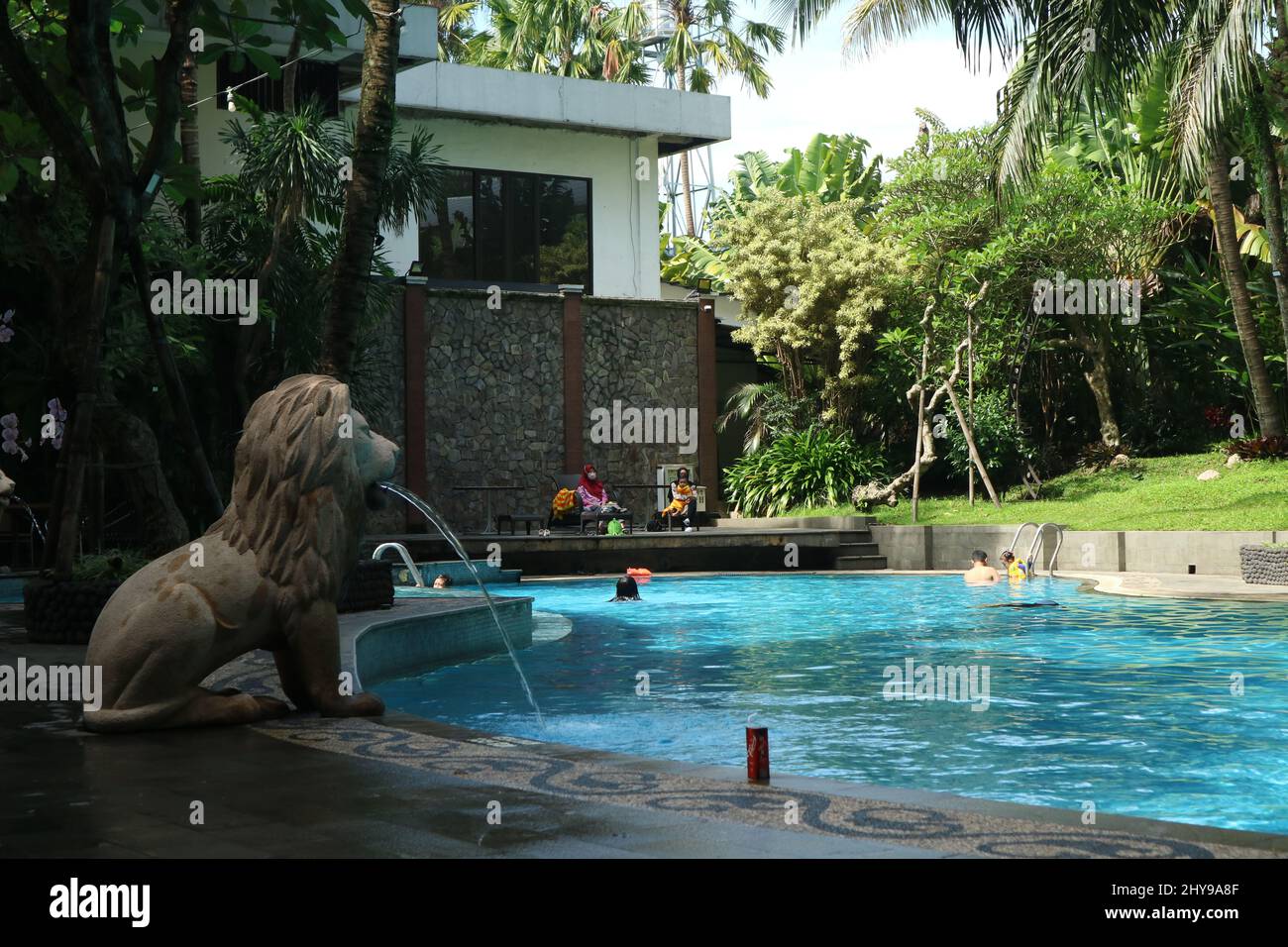 Malang, Indonésie : 27 février 2022 : piscine remplie de personnes qui nagent avec des ballons de cygne colorés Banque D'Images