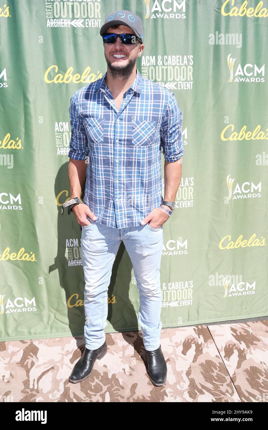 Luke Bryan participe au tournoi de tir à l'arc Celebrity Tic-TAC-TOE de Cabela qui s'est tenu au Las Vegas Festival Grounds, aux États-Unis. Banque D'Images