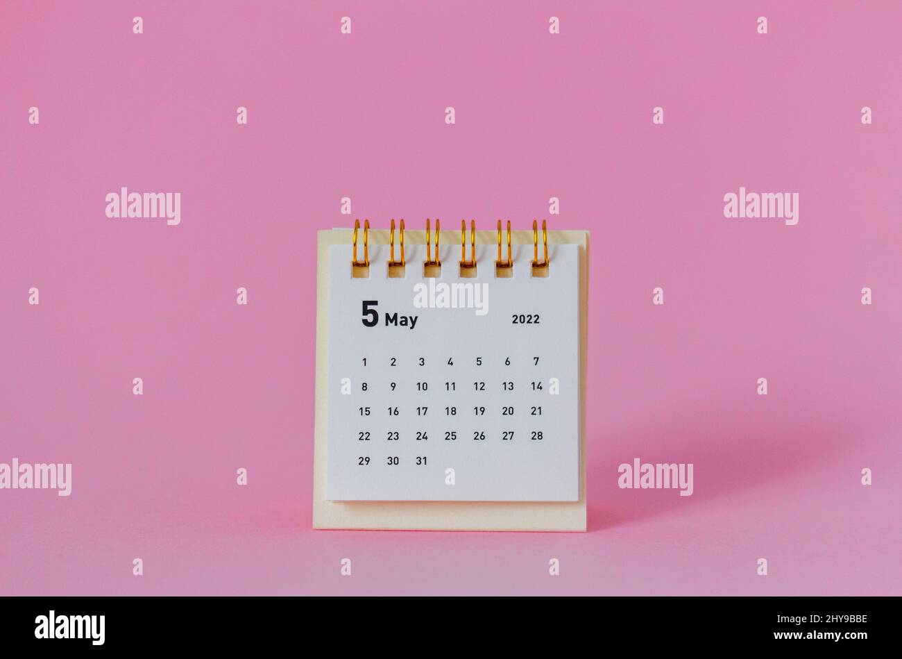 Calendrier du 2022 mai sur fond rose Banque D'Images